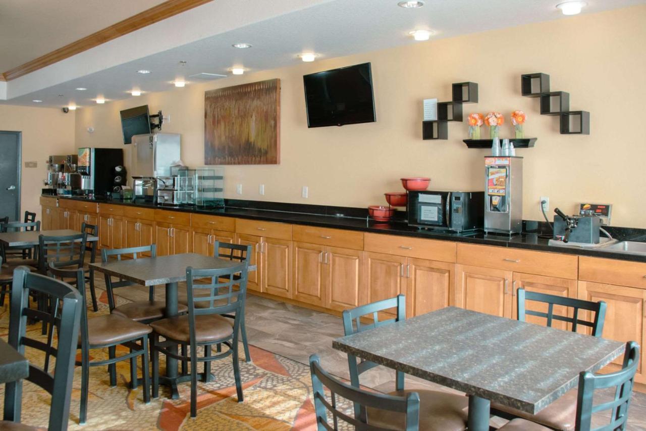 Grand Forks Lodge And Suites ภายนอก รูปภาพ