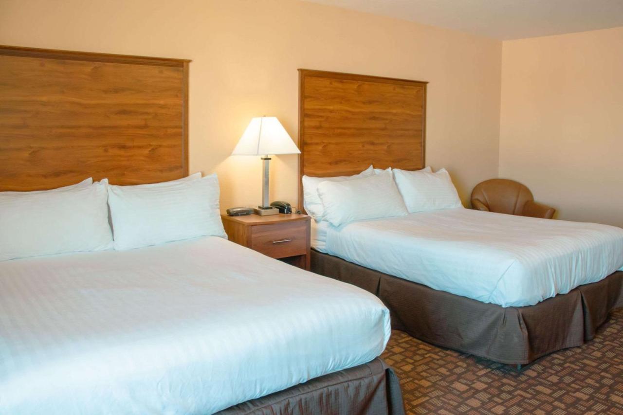Grand Forks Lodge And Suites ภายนอก รูปภาพ