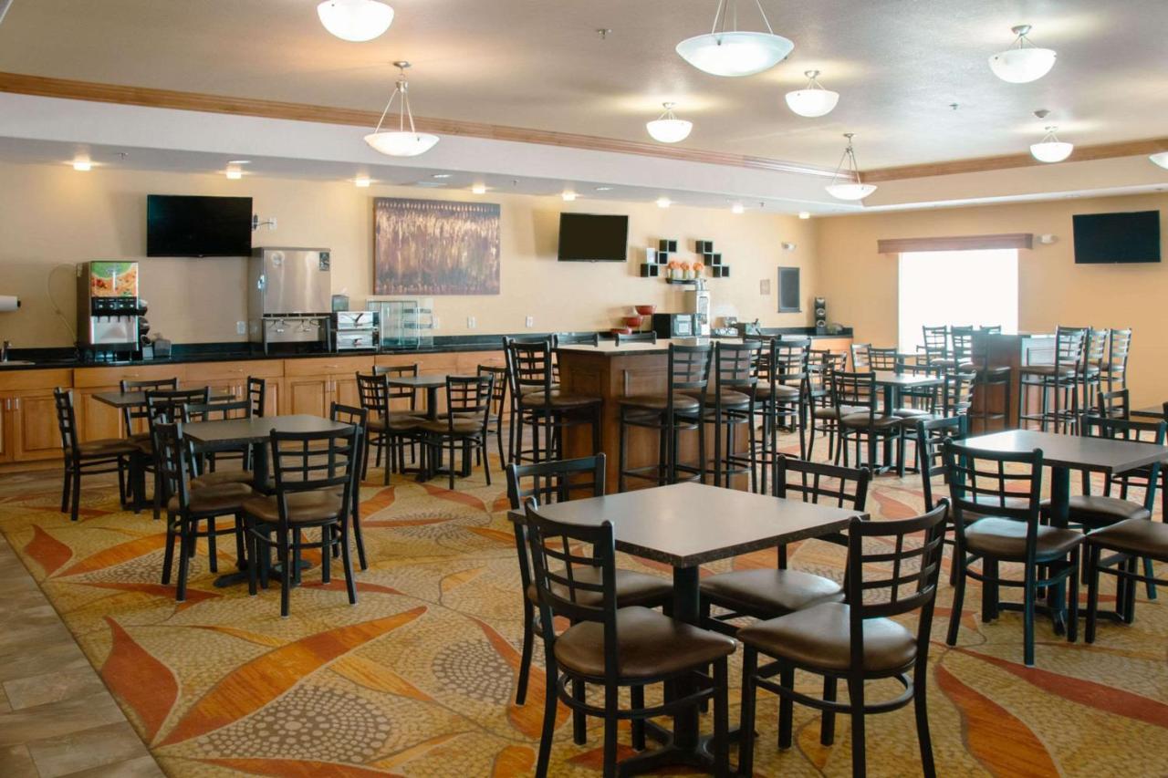 Grand Forks Lodge And Suites ภายนอก รูปภาพ