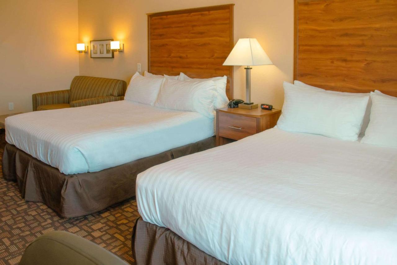 Grand Forks Lodge And Suites ภายนอก รูปภาพ